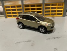 1/64 G.L 2013 FORD ESCAPE/ORO VERDASTRO/NERO INT/4CYL/CERCHI IN LEGA/GOMMA PNEUMATICI