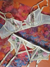 Ensemble soutien-gorge et porte-jarretelle crème fleurie brodé et dentelle Loung