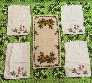Vtg embroidered linen 1 table runner 4 Napkin Placemats Set Floral Strawberries