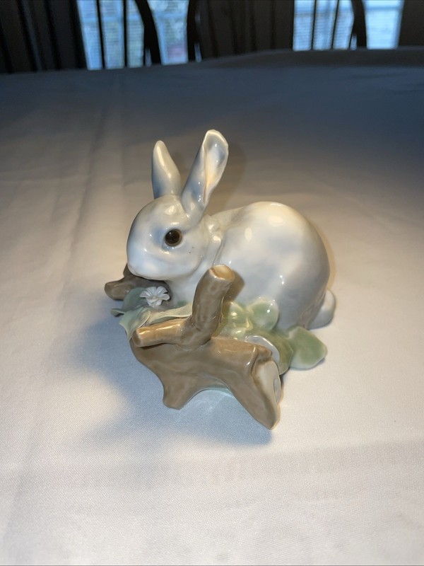 Lladro Retired 1998 Grey Rabbit Eating 4.5"H