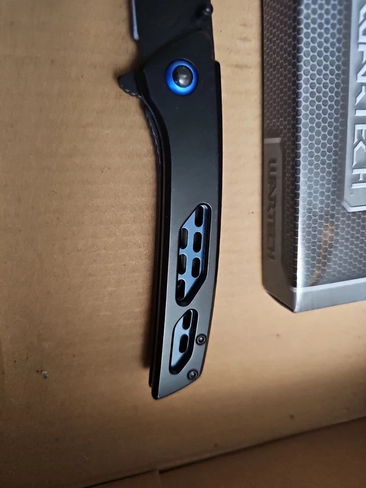 Cuchillo plegable táctico Wartech con clip y detalles azules Pwt420bk Foto 3 de 4