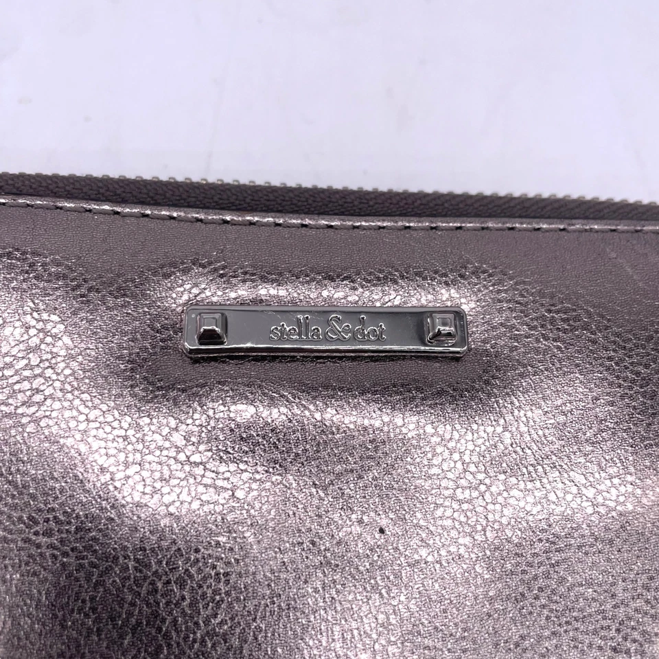 Cartera Stella & Dot de cuero metálico con cremallera y acento de borla Foto 2 de 4