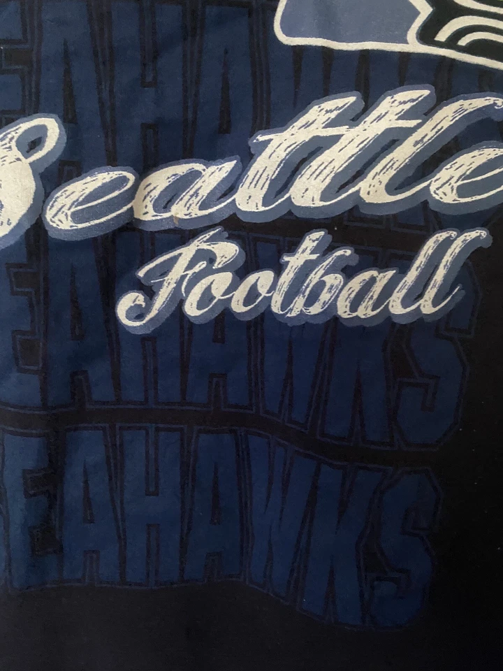 Camiseta Casual NFL Football Seattle Seahawks Feminina Média Azul Marinho Manga Longa - Imagem 2 de 4