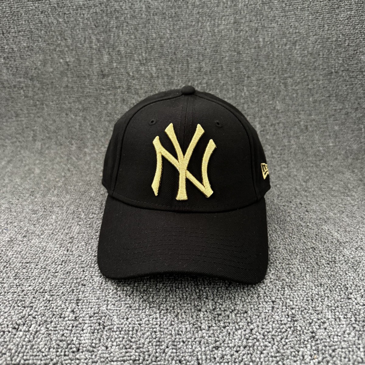New Era Yankees Black Gold 9FORTY Strapback Cap
