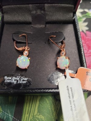 Lab-Grown Opal (1-1/2 Ct. T.w.) & weiße Saphir Akzent Ohrhänger in 14k Ros