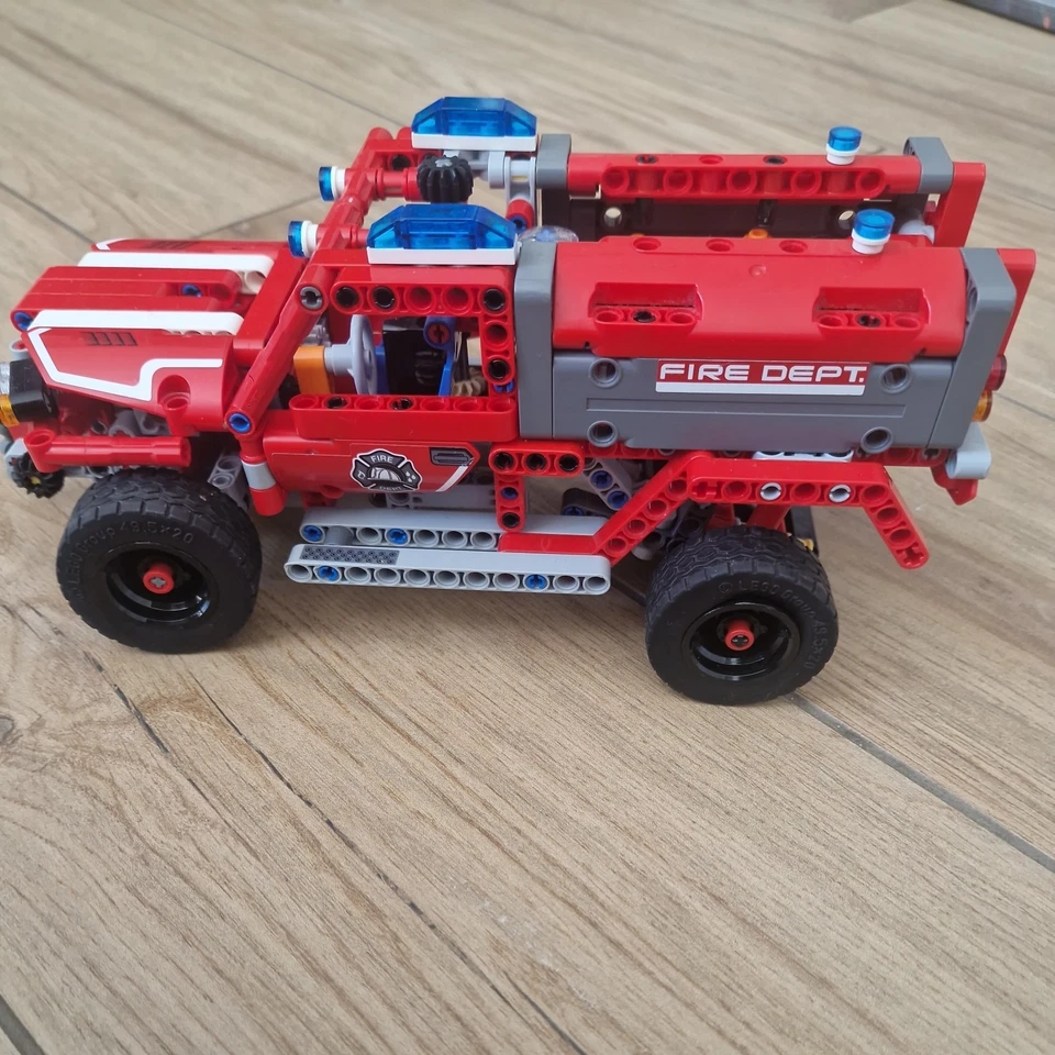 LEGO Technic 42075 First Responder, foto 2 di 5