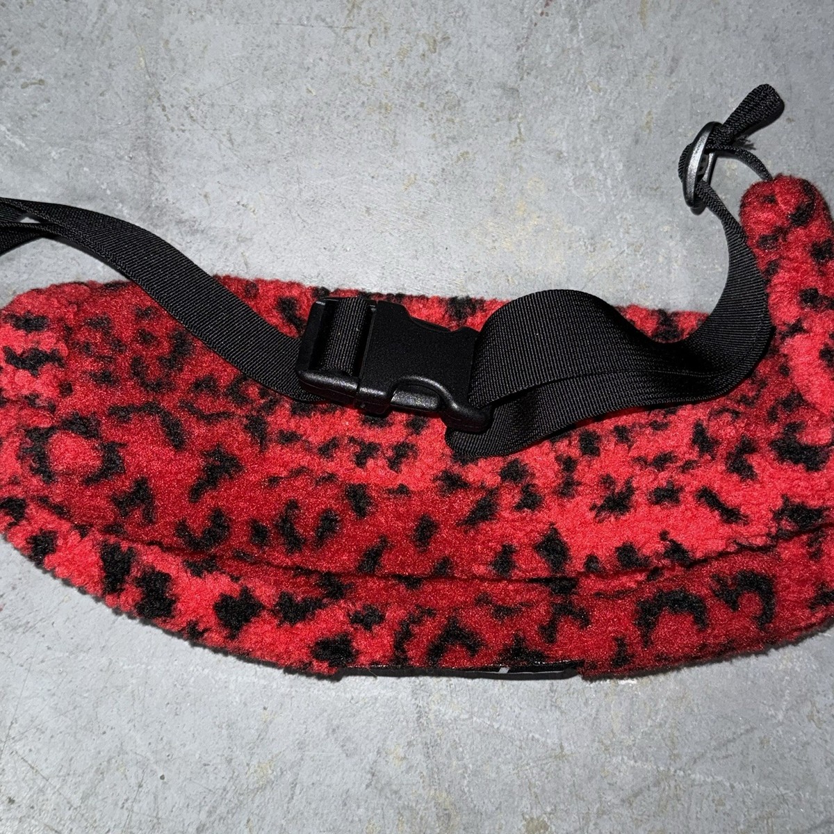 バッグ supreme 17aw leopard fleece west bag Supreme Leopard Fleece Waist Bag (FW17) - $68
