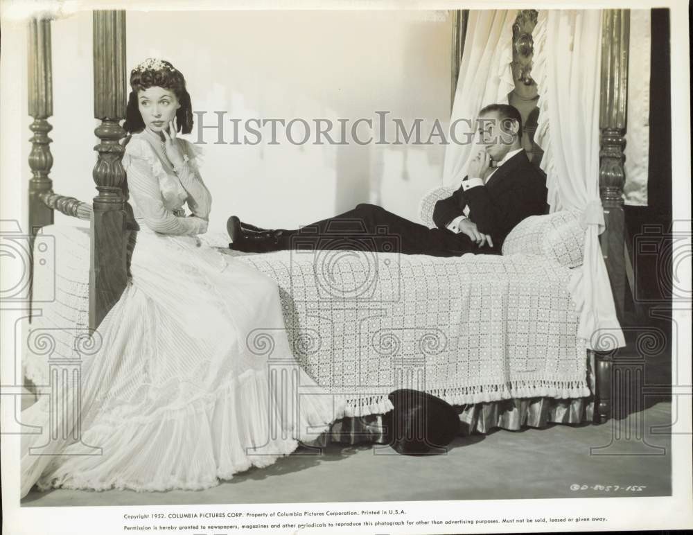 1952 Press Photo Actors Rex Harrison & Lilli Palmer on Bed - kfp13316