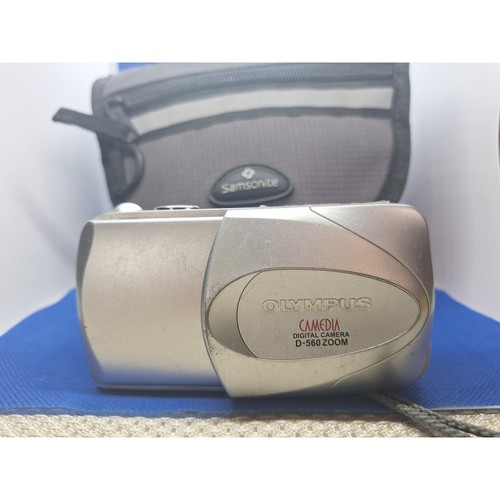 Olympus CAMEDIA D-560 Zoom 3.2MP Digital Camera w/ Soft Case