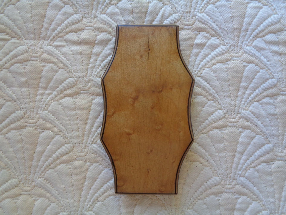 NÉCESSAIRE À COUTURE ANCIEN - DANS SON ÉTUI D'ORIGINE EN LOUPE D'ÉRABLE - XIXè - Photo 2/4