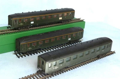 Three Hornby Acho SNCF Coaches: 2 x First Class, 1 x Second Class SNCF Green HO - Image 1 of 4