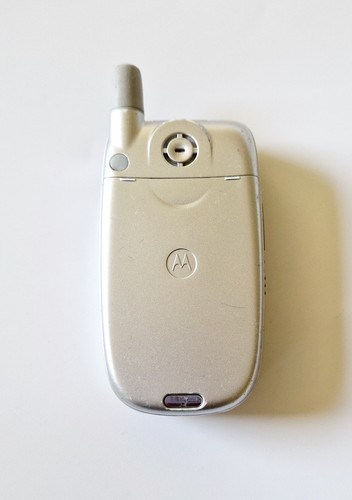 Motorola V235 Classic (Virgin Mobile) Retro Flip Phone In Good Condition - Picture 4 of 10