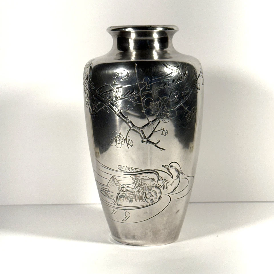 Jarrón japonés Meiji plata pura Nakagawa patos grabados y flores de cerezo Foto 2 de 4