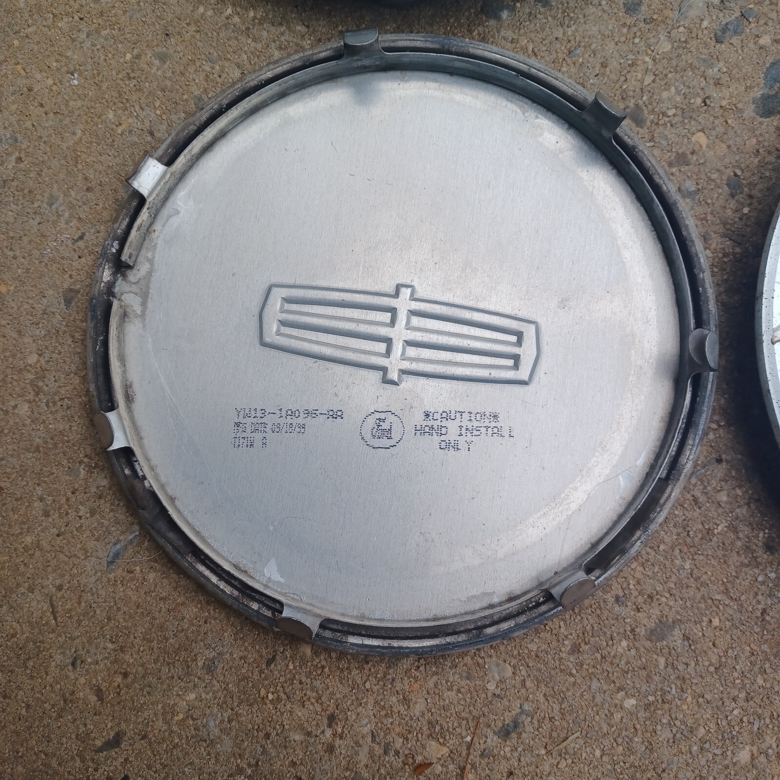 Lincoln Town Car center cap set (4 pieces) 19982002 part YW131A096