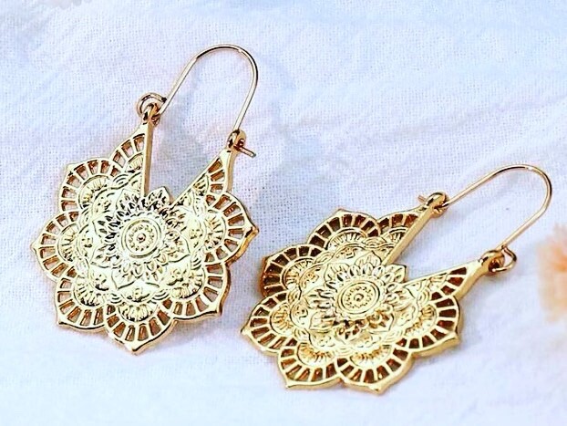 Stylish dangle earrings for women, trendy accessories-image