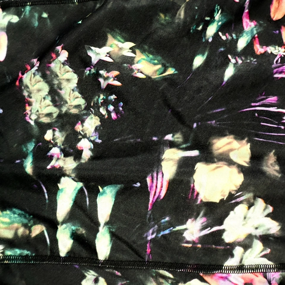 Camiseta sin mangas deportiva Fila Sport negra floral para mujer S recortada trasera elástica Foto 3 de 4