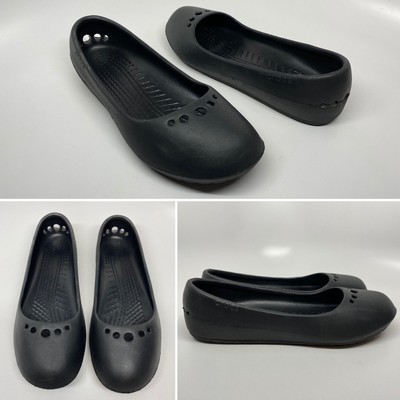 black flat crocs
