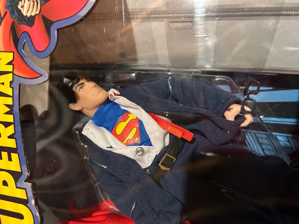 FIGURA DE ACCIÓN SUPERMAN EL HÉROE MÁS GRANDE DEL MUNDO 8 PULGADAS EXCLUSIVA DE TIENDAS OBJETIVO Foto 2 de 4