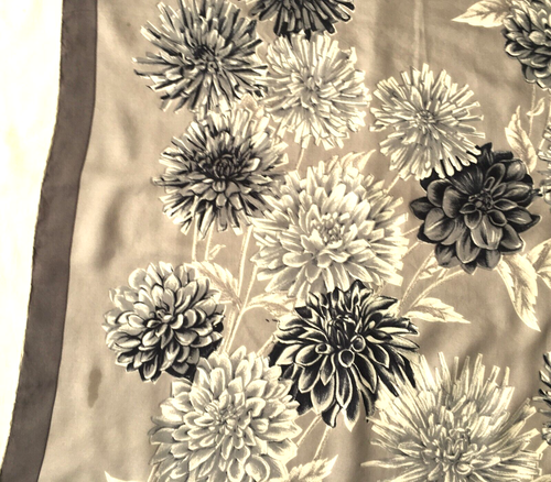 Vintage silk scarf - dahlia floral print - 30 x 30 inches - Picture 4 of 6