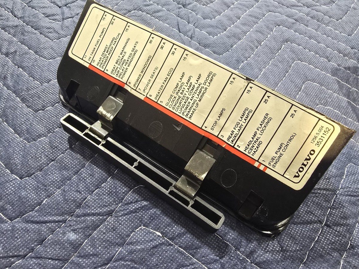 1985-1995 (1994) Volvo 740 940 Wagon FRONT CENTER ASH TRAY FUSE