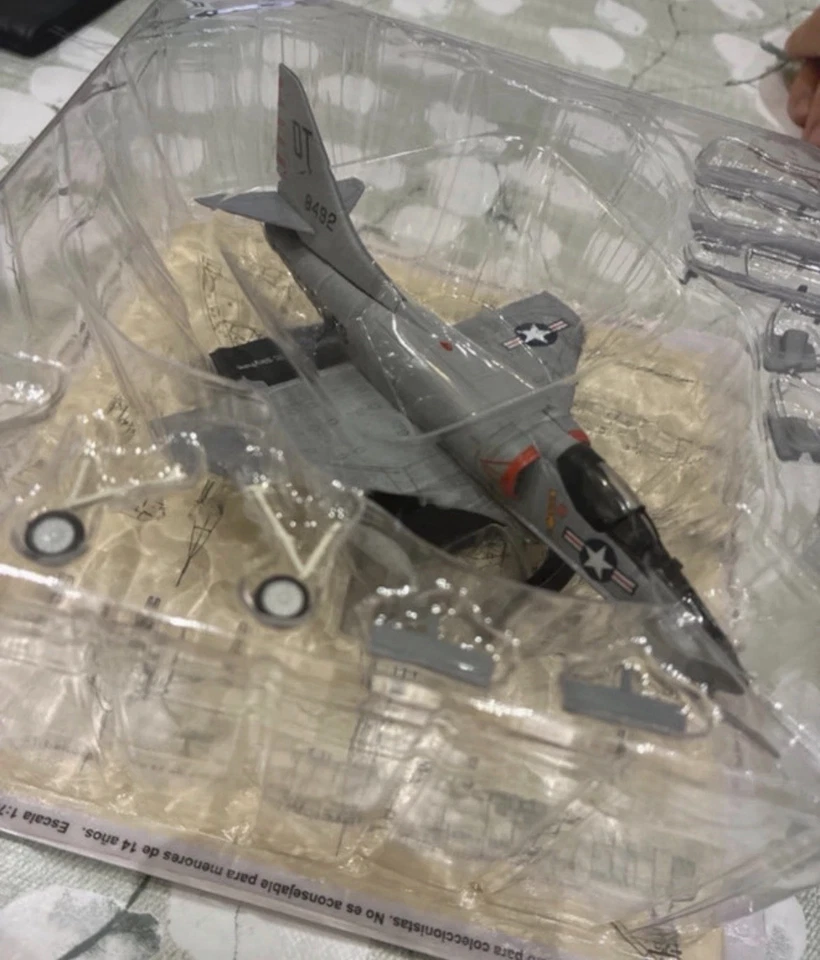 douglas McDonnell Douglas A-4C Skyhawk USA avion militaire miniature 1:72 gris - Photo 2/4
