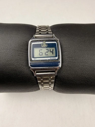 Vintage 1983 Q Timex Quartz Digital LCD Women's Watch 1980's 23mm Silver Blue