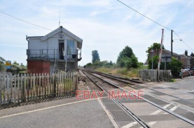 FOTO MANEA BAHNÜBERGANG EIN BLICK AUF DAS STELLWERK UND BAHNÜBERGANG EINER DER
