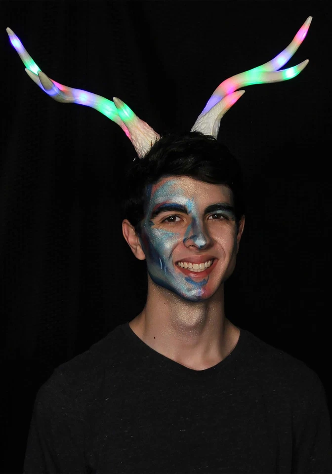 Cuernos de ciervo iluminados multicolores LumenHorns Foto 3 de 4