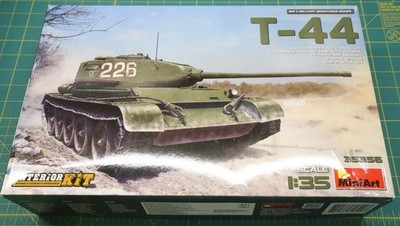 MiniArt 1/35 Scale T-44 Tank w/ Interior Kit No  35356 Mini Art