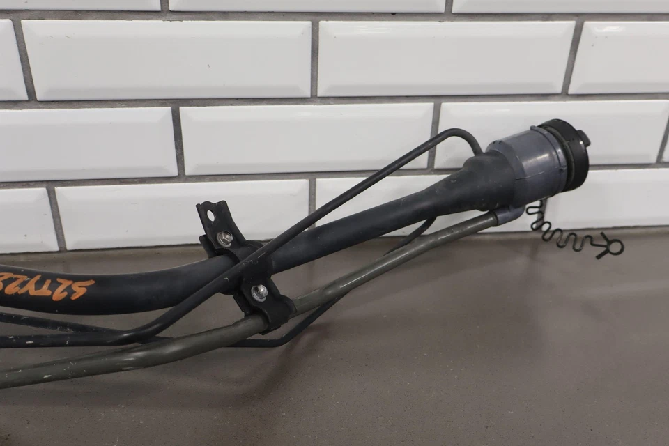 Toyota 4Runner 2001-2002 cuello de llenado de combustible superior e inferior Foto 2 de 4