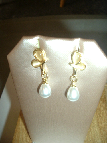 Dangling White TEARDROP PEARLS Gold BUTTERFLY Betsey Johnson Pierced EARRINGS - Picture 2 of 6