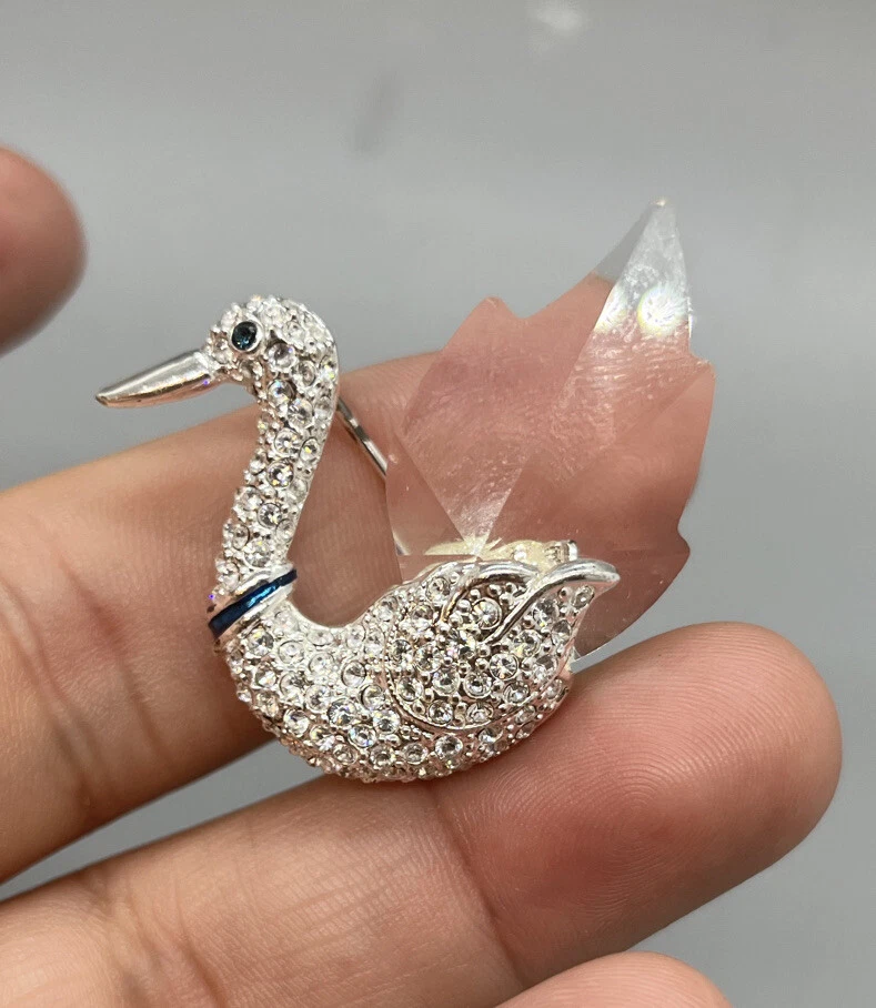 Swan brooch deals