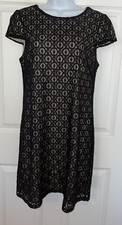 Suzi Chin Black Beige Lace Overlay Cap Sleeve Tunic Sheath LBD Dress EUC