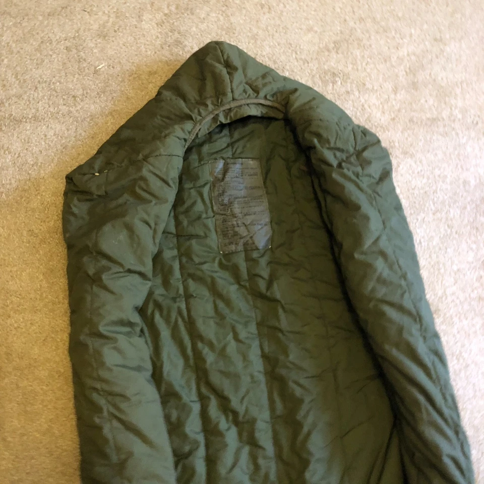 Saco de dormir verde intermedio para clima frío edición GI militar de EE. UU. Foto 3 de 4