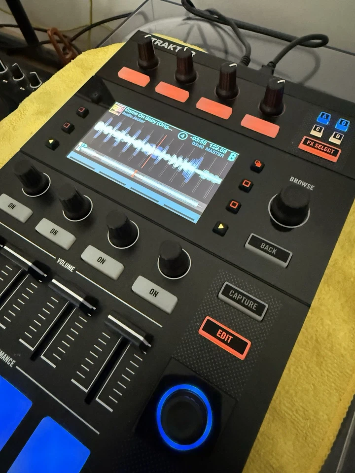 Native Instruments Traktor Kontrol D2 DJ Controller 2-Channel open to offers - Image 4 of 4