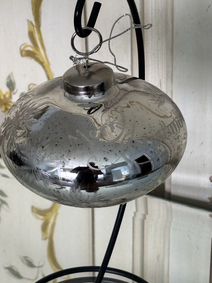 Vintage 4” Bola Plata Adorno de Navidad Grabado Copo de Nieve “Feliz Navidad” Foto 4 de 4