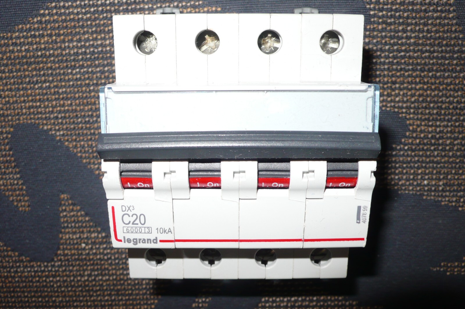 Disjoncteur 4 pôles 20A Legrand 407899 avec pouvoir de coupure 10kA haute performance