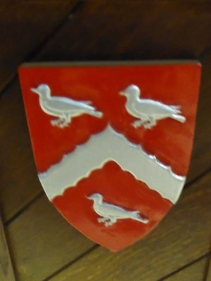 Foto 6x4 St Swithun, East Grinstead: Wappenschild (19) Neunzehn um 2017