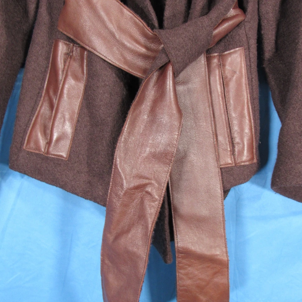 Jaqueta Kimono FRENCH LAVANDERIA Marrom LÃ COZIDA Acabamento em Couro CINTO REVERSÍVEL 12 - Imagem 4 de 4