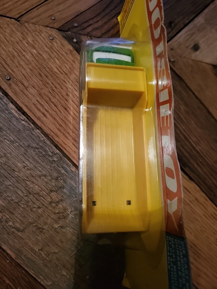 TOOTSIETOY DUMP TRUCK GREEN & YELLOW diecast combined w/plastic ~ Deadstock  - Image 3 of 4