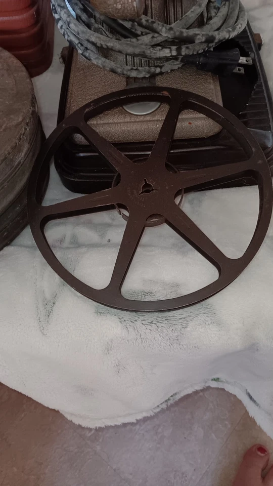 Винтажный 8 мм пленочный проектор Revere с оригинальным корпусом модель 85 лампа/мотор работает - Изображение 4 из 4