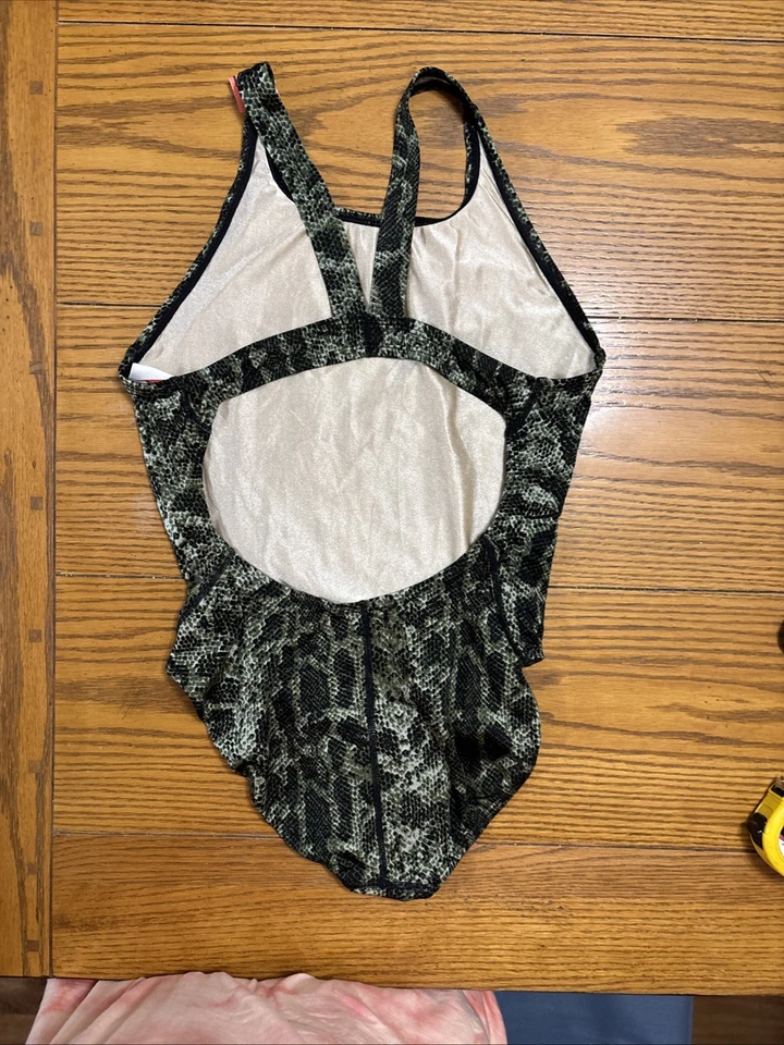 Traje de baño para mujer Nike con estampado verde y negro Foto 2 de 2