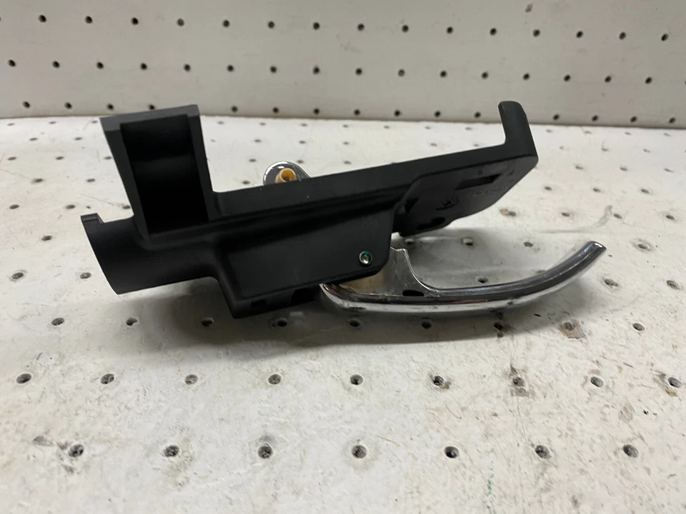 Chrysler 200 2011-2014 OEM manija de puerta interior pasajero trasero derecho Foto 2 de 4