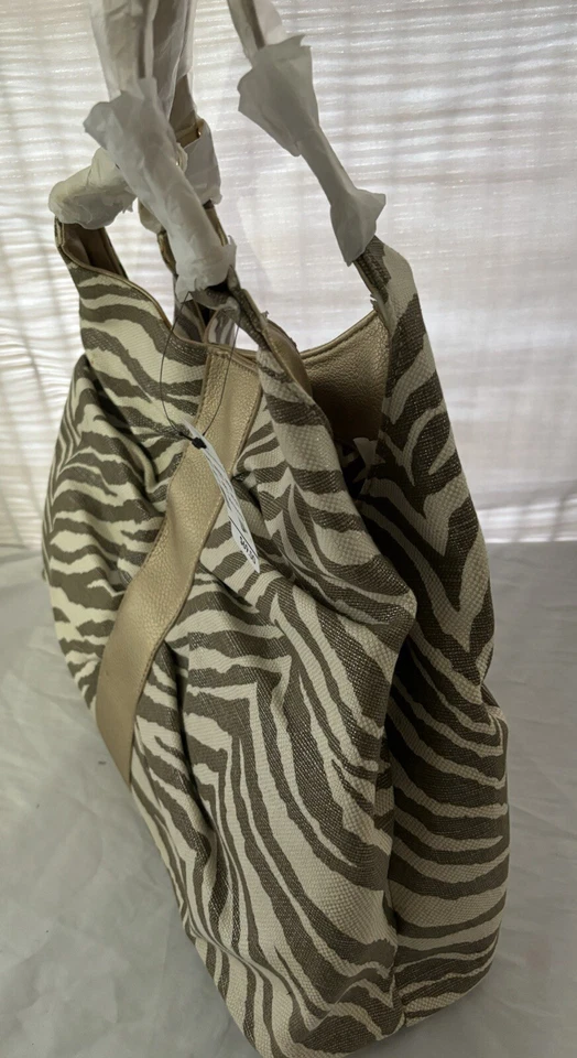 Bolso Cartera Christopher & Banks Sobre el Hombro Cebra Rayas Dorado Precio de venta sugerido por el fabricante: 69,50 USD Foto 2 de 4