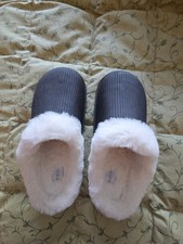 Women's Cozy Fleece Lined Rubber Bottom Slippers Size 8.