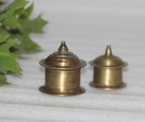 Antique Brass Kumkum Storage Tikka Box Original Old Fine Hand Carved - Picture 9 of 9