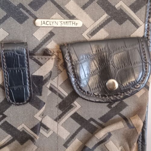 Jaclyn Smith Crossbody Purse Bag Gray Black Geometric Design 9"H 7.5"W 32"straps - Imagen 4 de 8