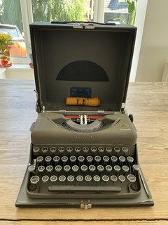 Imperial The Good Companion Vintage Typewriter With Case