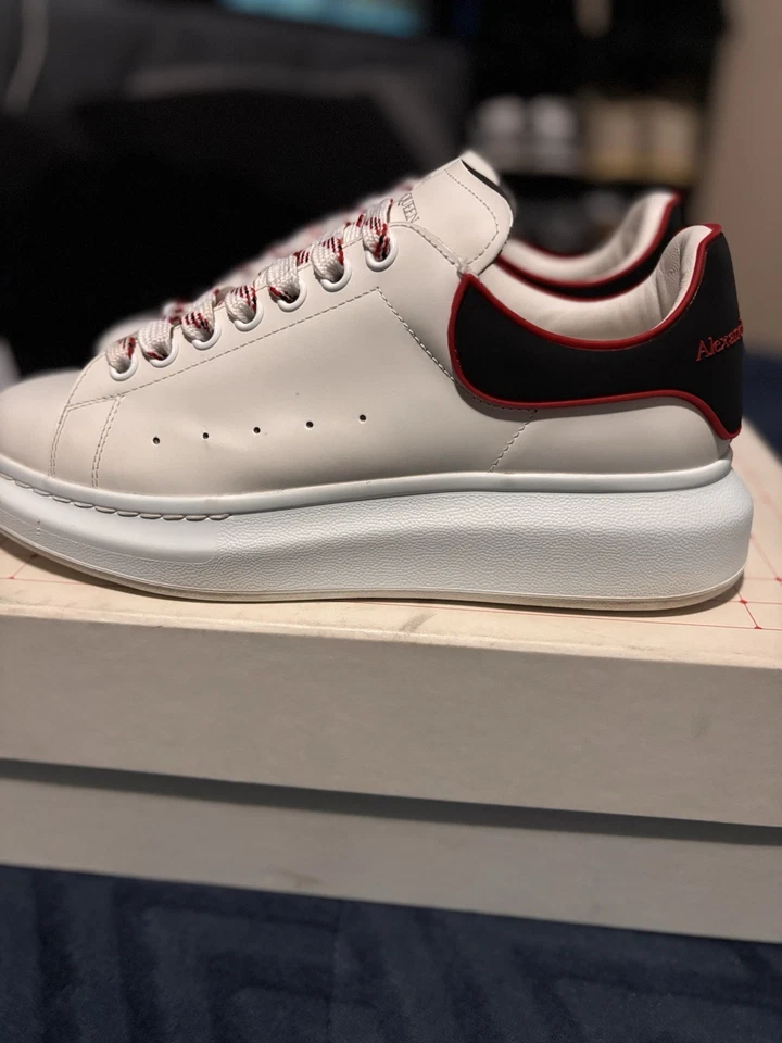 Tênis Alexander McQueen Oversized – Vermelho, Preto e Branco (Tamanho UE 41). Com CAIXA - Imagem 3 de 4