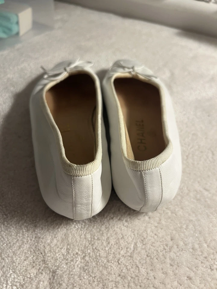 Chanel Ballerina Flats 35.5 White Leather Ballet Pumps Shoes CC Logo - Image 3 of 4